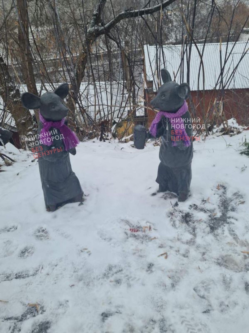 Теплые шарфы повязали на фигурки мышей на Почаинском бульваре