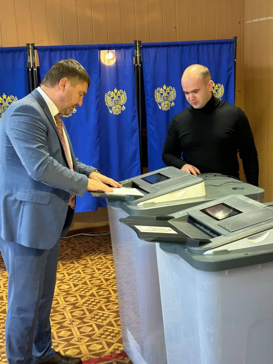 Кандидат на выборах нижегородского губернатора Владислав Атмахов проголосовал на избирательном участке в Неклюдове
