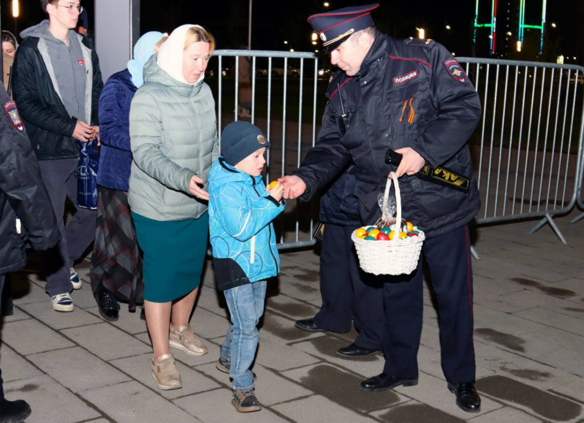 Более тысячи нижегородских полицейских обеспечили охрану порядка в пасхальную ночь